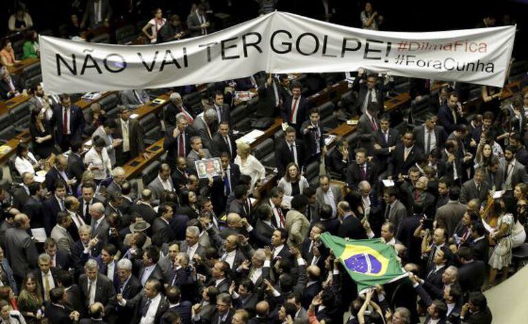 Parlamentares pró e contra o impeachment de Dilma, no plenário da Câmara, no dia da eleição da comissão que avaliará o processo.