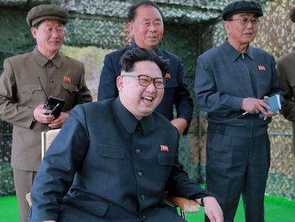 O líder norte-coreano, Kim Jong-Un, comanda os testes de um míssil submarino.