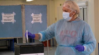 Uma trabalhadora de saúde vota nas eleições em Portugal, este domingo.