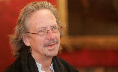 Peter Handke, durante uma recepção pelo seu aniversário de 65 anos no escritório presidencial de Viena em dezembro de 2007.