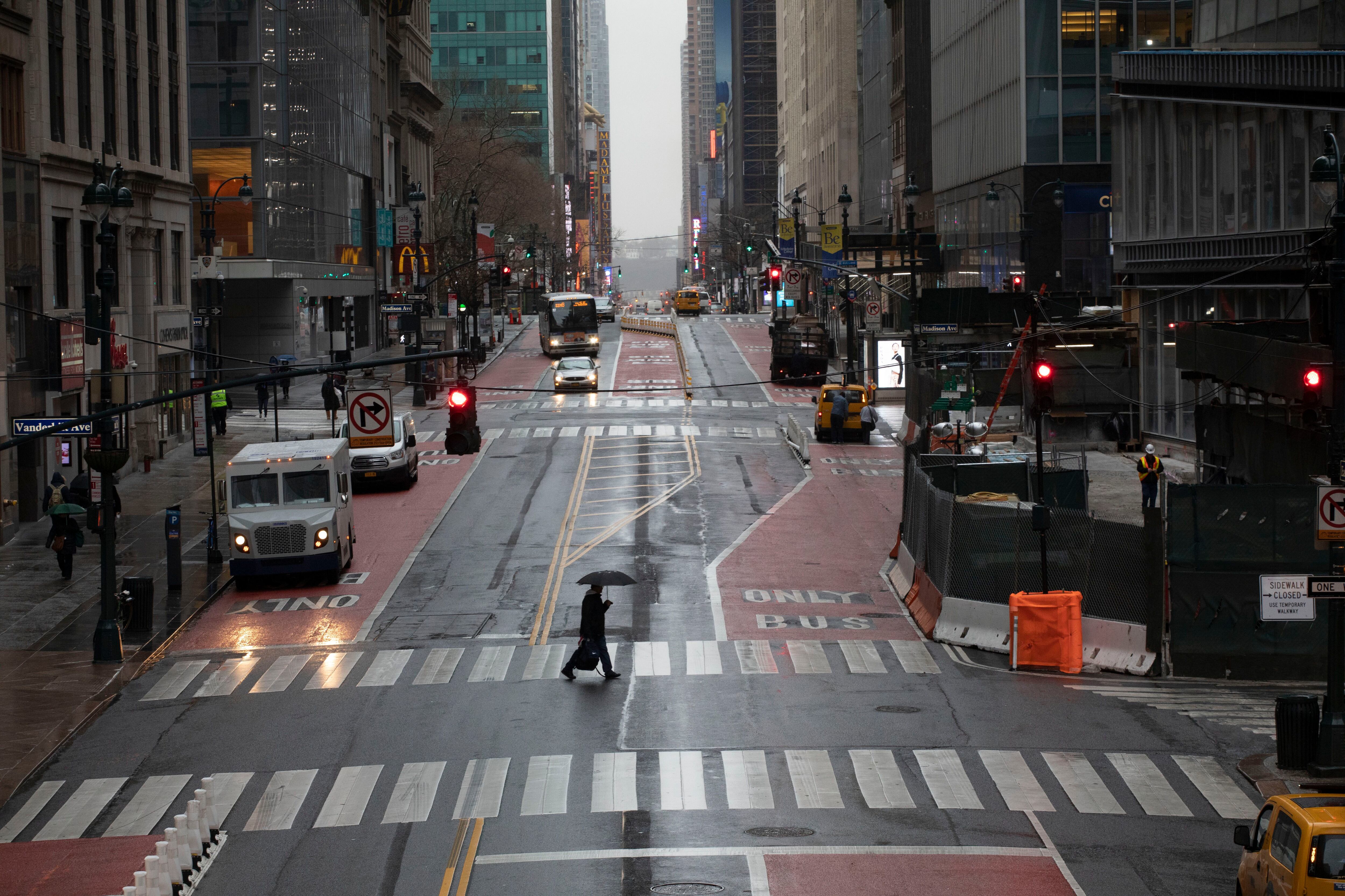 Homem atravessa a 42nd Street em Nova York em 23 de março. 