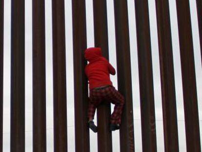 Criança escala a barreira entre os EUA e o México na localidade de Sunland Park