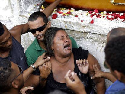 A viúva do músico Evaldo dos Santos Rosa durante seu funeral na quarta-feira no Rio de Janeiro