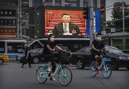 Telão mostra o presidente chinês, Xi Jinping, numa rua de Pequim. 