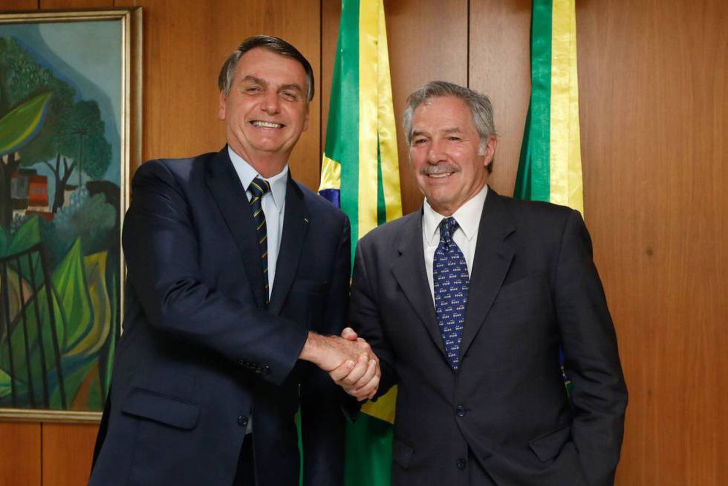 O presidente do Brasil, Jair Bolsonaro, cumprimenta o chanceler argentino, Felipe Solá, durante a reunião que mantiveram em fevereiro em Brasília.