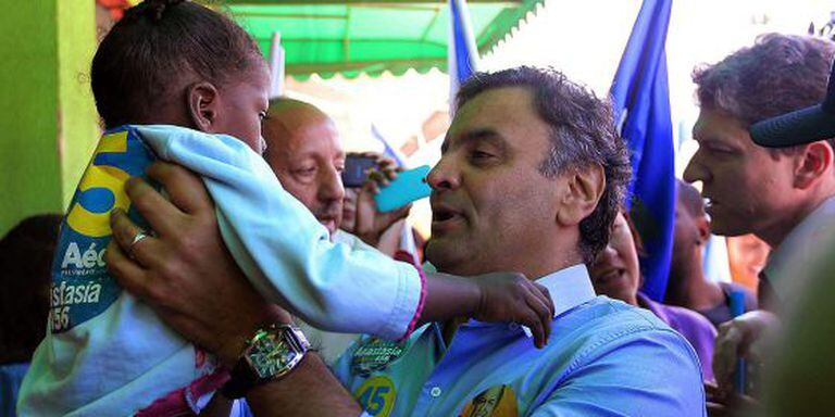 Aécio faz campanha em Santa Luzia (MG) neste sábado.