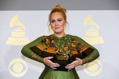 Adele posa com seus cinco grammys.