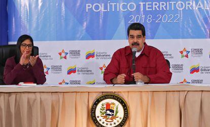Nicolás Maduro, junto à presidenta da ANC, Delcy Rodríguez.