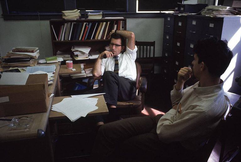 Noam Chomsky fuma um cachimbo em seu escritório do MIT, em 1969.