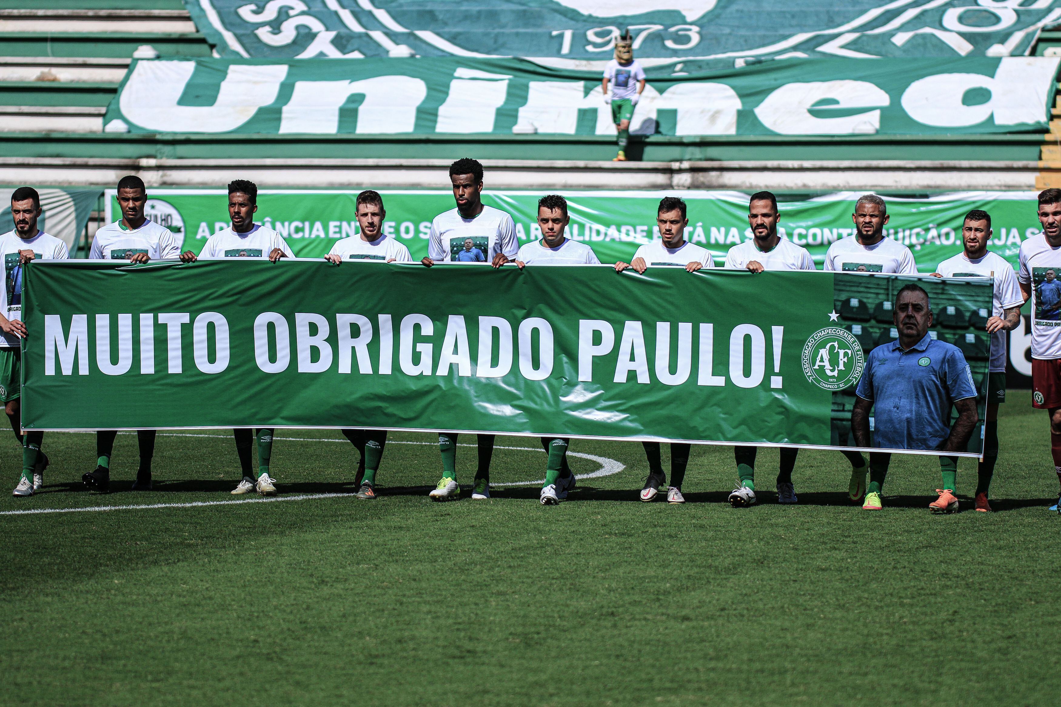 Chapecoense presta tributo ao presidente Paulo Magro.