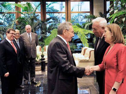 O presidente cubano, Raúl Castro, recebe ministros espanhóis.