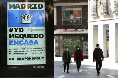 #YoMeQuedoEnCasa saiu das redes e virou campanha nas ruas de Madri, na Espanha, neste sábado.
