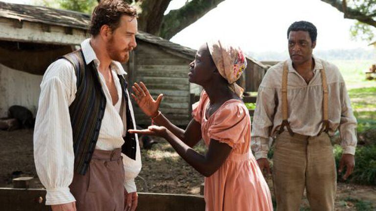 Os atores Michael Fassbender, Lupita Nyong'o e Chiwetel Ejiofor em uma cena do filme '12 Anos de Escravidão'.