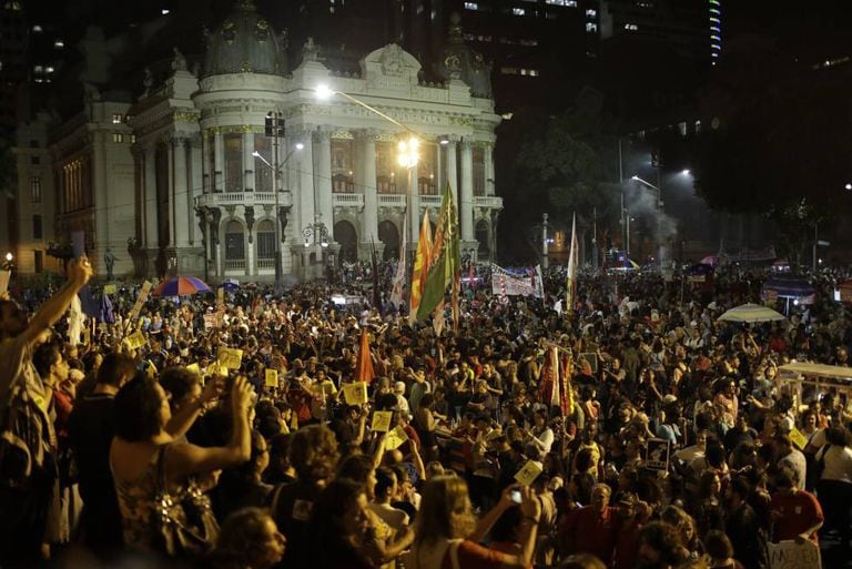 Manifestantes na Cinelândia, no Rio.