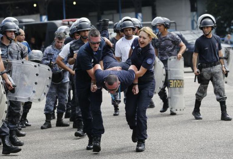 Agentes franceses durante treinamento com a polícia no Rio.