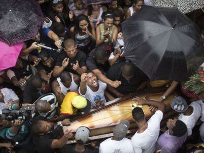 Enterro de Douglas Rafael da Silva Pereira no Rio, no último dia 24.