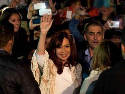 Uma multidão recebeu a ex-presidenta argentina em Buenos Aires.