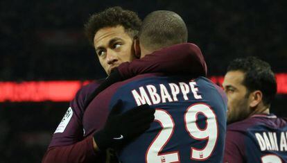 Neymar abraça Mbappé pelo gol diante do Olympique de Marseille.