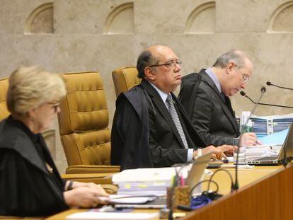 Ministro Gilmar Mendes entre os colegas Rosa Weber e Celso de Mello.