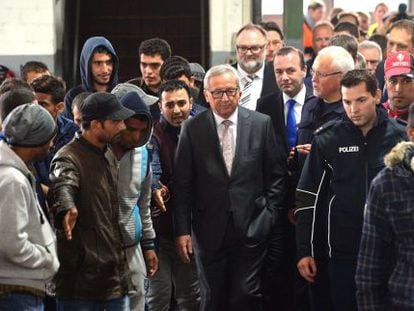 Jean-Claude Juncker visita centro de registro de estrangeiros.