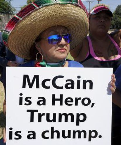 Mulher protesta contra Trump na fronteira do Texas: "McCain é um herói, Trump é um idiota".