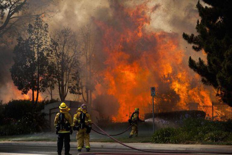 Bombeiros tentam apagar incêndio em Carlsbad, San Diego.