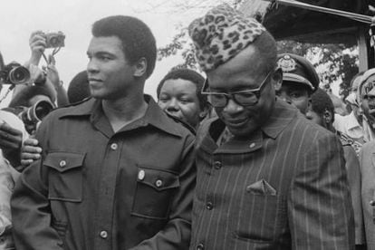 O boxeador Muhammad Ali com o ditador Joseph Mobutu. Em 1974, Ali ganhou o campeonato dos pesos pesados em uma luta realizada em Kinshasa, a capital do país então chamado Zaire.