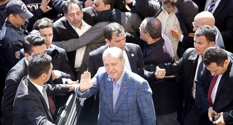 Erdogan, rodeado de simpatizantes após ter votado em Estambul.
