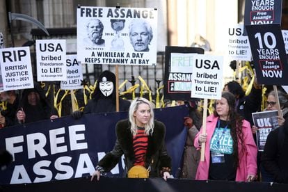 Seguidores de Julian Assange em frente ao tribunal de Londres, nesta sexta-feira.