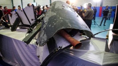 Supostos restos do avião não tripulado norte-americano mostrados em Teerã nesta sexta-feira.