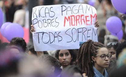 Mulheres pela descriminaliza&ccedil;&atilde;o do aborto fazem ato no Rio, em mar&ccedil;o deste ano.