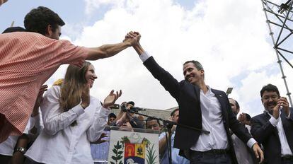 Juan Guaidó chega a uma concentração em Caracas, nesta segunda-feira.