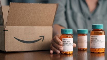 Frascos de remédios com o logotipo da Amazon.