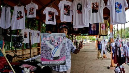 Homem mostra foto de Daniel Ortega numa barraca com propaganda da Frente Sandinista, no último dia 7, em Manágua.