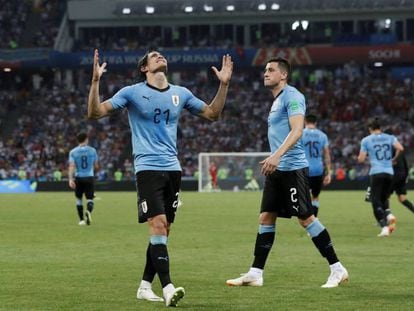 Cavani celebra segundo gol uruguaio com Giménez.