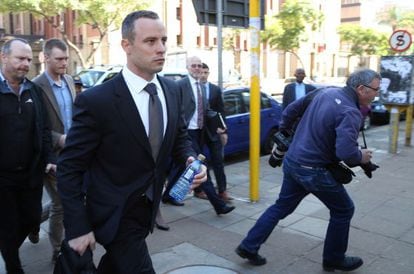 Oscar Pistorius sai da corte suprema de Pretoria, em 14 de maio de 2014.