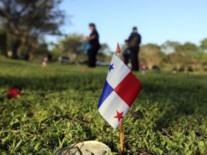 Familiares de vítimas da invasão dos EUA ao Panamá visitam o cemitério da Cidade do Panamá. / EFE