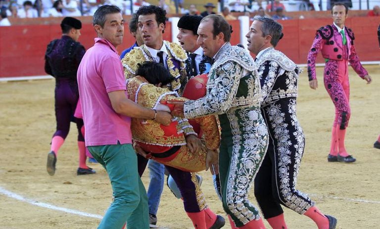 Víctor Bairro ao ser socorrido após ser atingido.