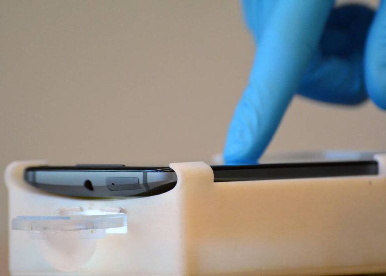 Mostra de sêmen analisada com um telefone celular em Harvard.
