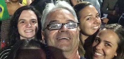 Foto postada no perfil do Facebbok do juiz Itagiba Catta Preta Neto, na qual ele aparece em ato anti-Dilma.