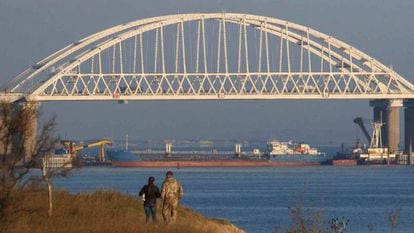 Um cargueiro russo bloqueia neste domingo a passagem de barcos no estreito de Kersch, embaixo da ponte que liga a Rússia com a Crimeia.