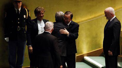 Ban Ki-moon abraça Antonio Gtuterres, seu sucessor como secretário-geral da ONU.
