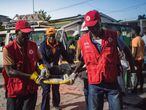 Paramédicos de la Cruz Roja atienden a víctimas del sismo en Los Cayos, Haití, este sábado.