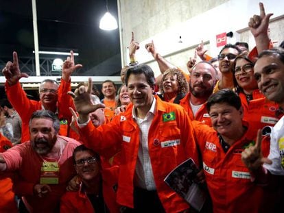 Haddad, oficialmente vice na chapa de Lula, faz campanha em São Paulo.