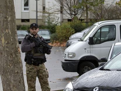 Policial vigia o apartamento em que vive a família de Hasna en Aulnay-sous-Bois, perto de Paris.