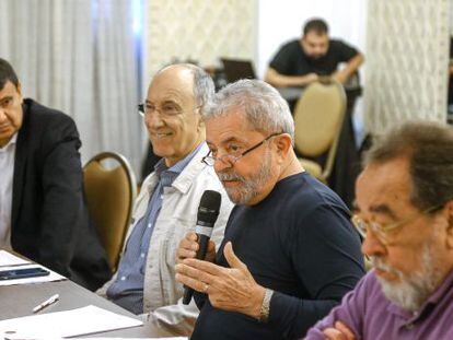 O ex-presidente Lula, ao lado dos outros membros do novo conselho.