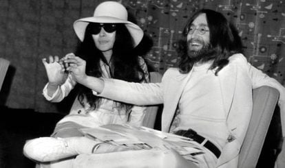 John Lennon e sua mulher, Yoko Ono, em Londres em abril de 1969