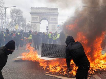 Protesto dos 'coletes amarelos' no sábado diante do Arco do Triunfo, na Champs-Élysées, em Paris.