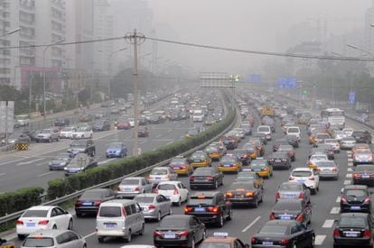 Carros engarrafados sob uma camada de poluição em Pequim.