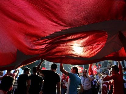 Cidadãos turcos protestam contra o golpe de Estado em Ancara.